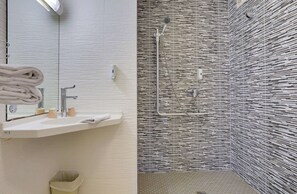 Shower, eco-friendly toiletries, hair dryer, towels - Brit Hotel Reims La Pompelle (Reims)