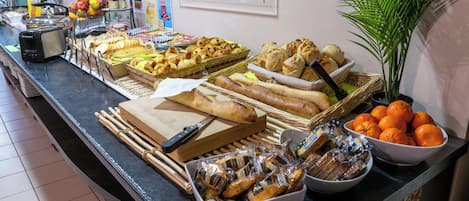 Petit déjeuner préparé sur commande (11 EUR par personne)