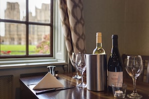 Breakfast, lunch and dinner served - The Ancient Gatehouse Hotel (Wells)