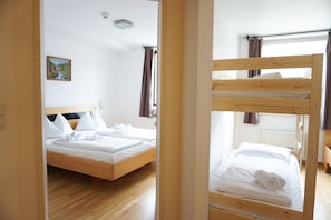 Quarto (Five-Bed) | Individualmente decorados, individualmente mobiliados, escrivaninha