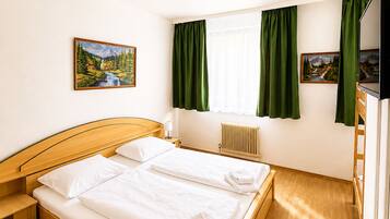 Vierbettzimmer | Individuell dekoriert, individuell eingerichtet, Schreibtisch