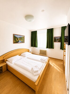 Quadruple Room | Individually decorated, individually furnished, desk, laptop workspace - Hotel Kaffeemühle (Vienna)