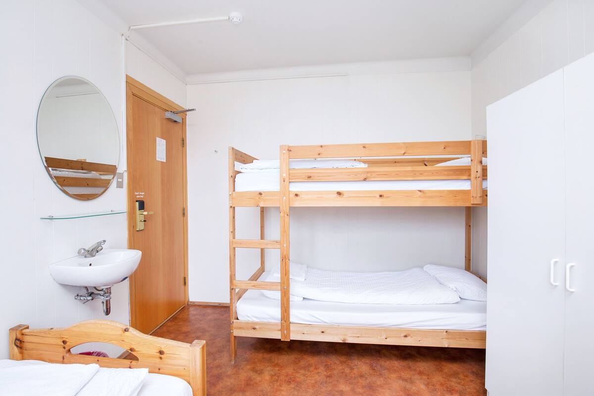 Chambre Triple | Bureau, rideaux occultants, lits bébé (en supplément)