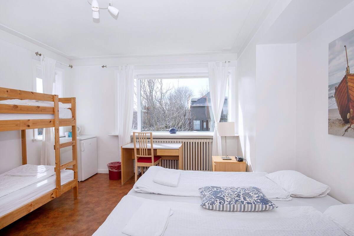 Chambre Quadruple | Bureau, rideaux occultants, lits bébé (en supplément)
