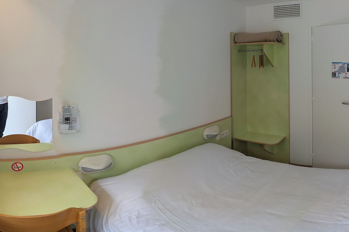 Escritorio, sistema de insonorización y cunas