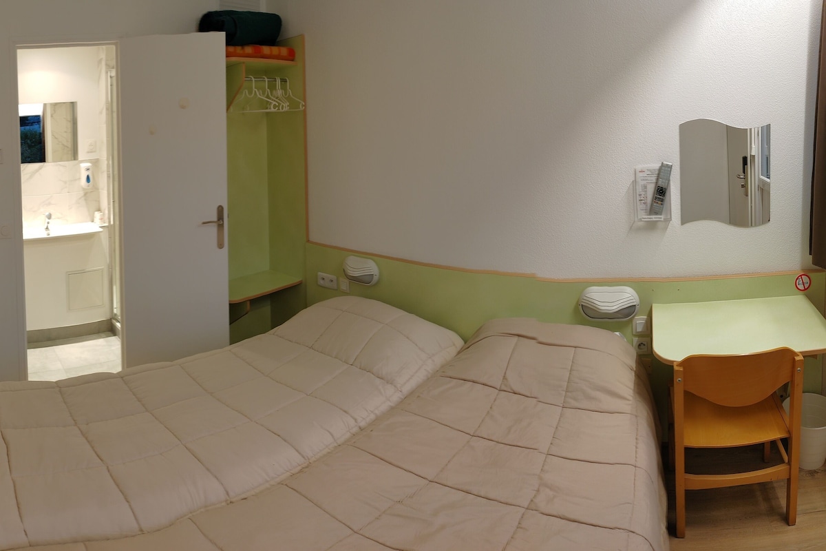 Bureau, chambres insonorisées, lits bébé (en supplément)