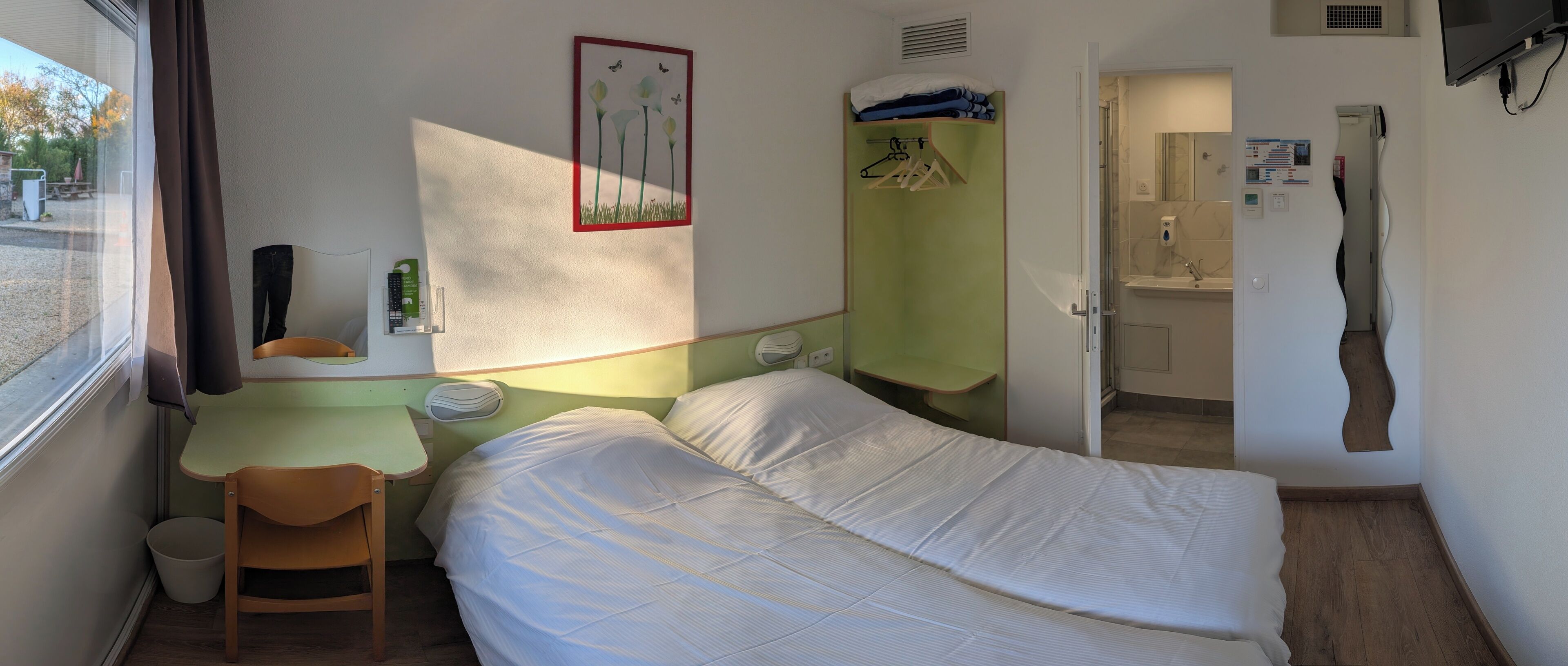 Escritorio, sistema de insonorización y cunas 