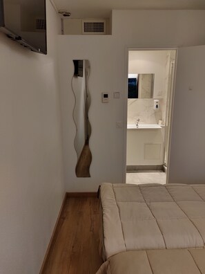 Desk, soundproofing, cribs/infant beds, rollaway beds