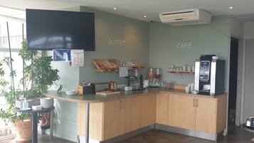 Petit déjeuner buffet servi tous les jours en supplément