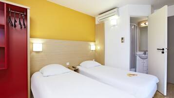 Twin Room | Desk, cribs/infant beds, free WiFi, bed sheets