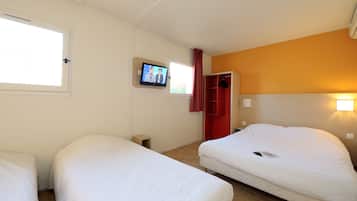 Habitación de hotel con dos camas, un televisor en la pared y un armario rojo.