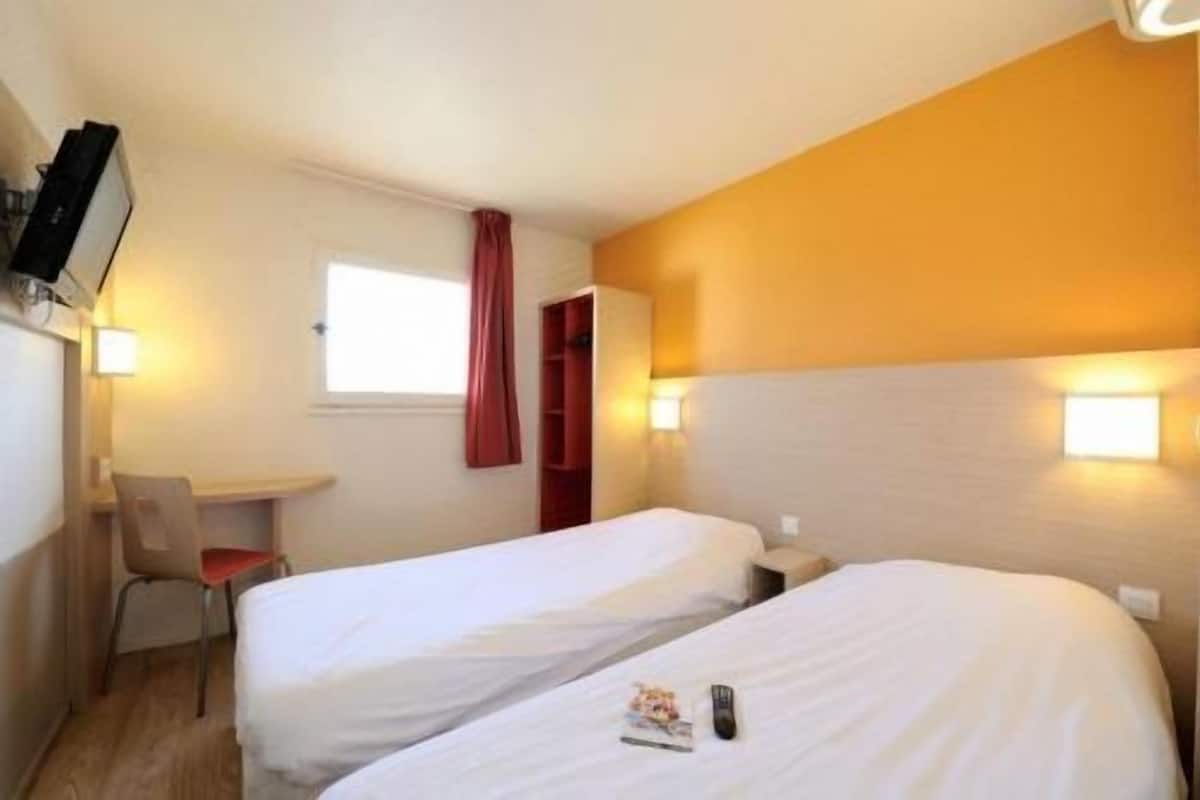 Desk, cribs/infant beds, free WiFi, bed sheets