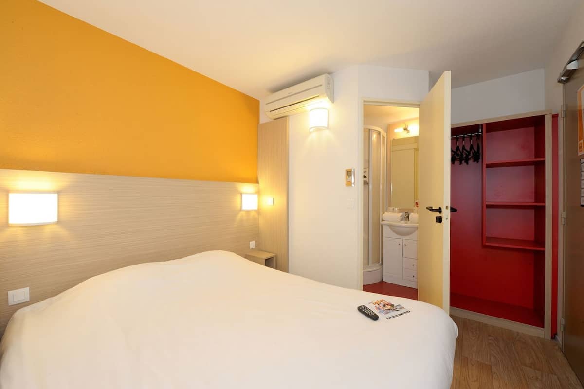 Desk, cots/infant beds, free WiFi, bed sheets