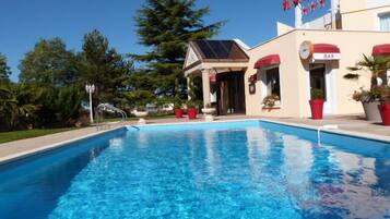 Kolam renang terbuka bermusim, payung kolam, kerusi lepak pantai