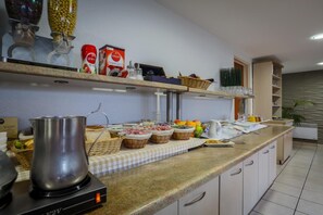 Daily buffet breakfast for a fee - Adams Hotel (Metz)