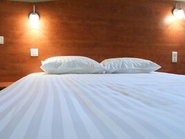 Escritorio, cunas gratuitas, wifi gratis y ropa de cama