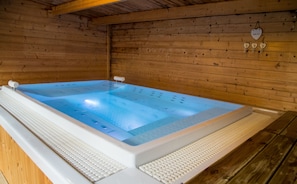 Bồn tắm spa trong nhà