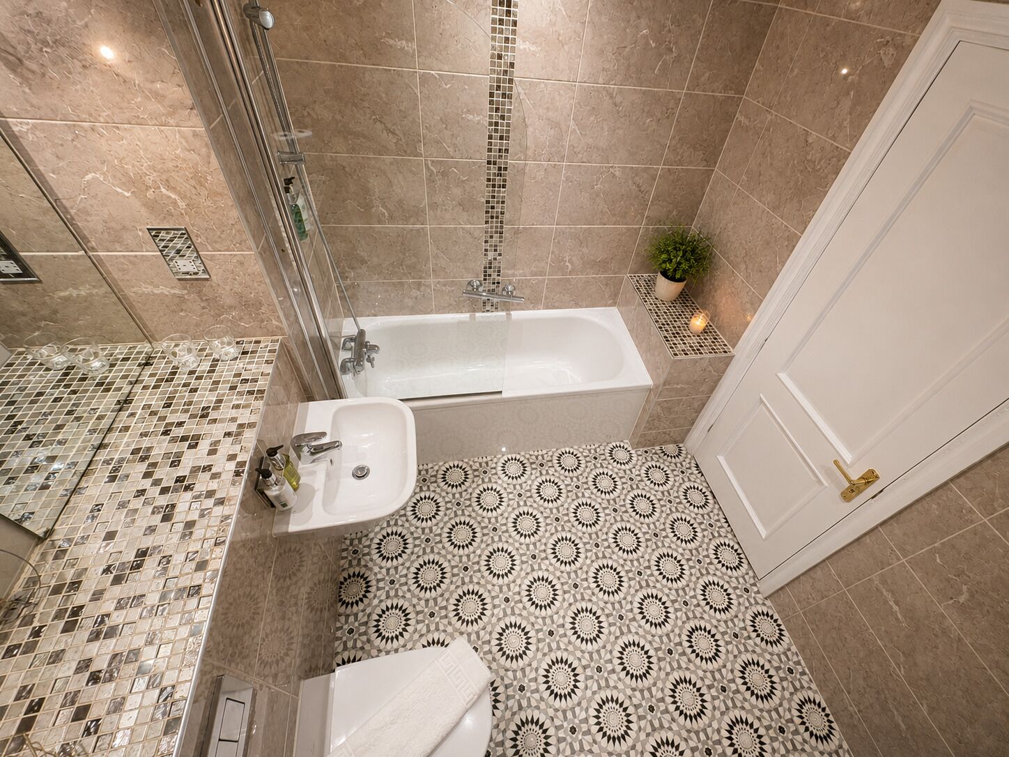 Une salle de bain avec une baignoire, un lavabo et des toilettes.