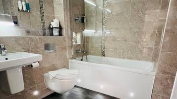 Kahden hengen deluxe-huone (yksi tai kaksi sänkyä) | Kylpyhuone | Designer-hygieniatuotteet, hiustenkuivaaja, pyyhkeet, saippua