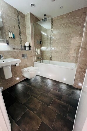 Deluxe Double or Twin Room | Bathroom | Designer toiletries, hair dryer, towels, soap - Hedley House Hotel Wellness and Spa (York)