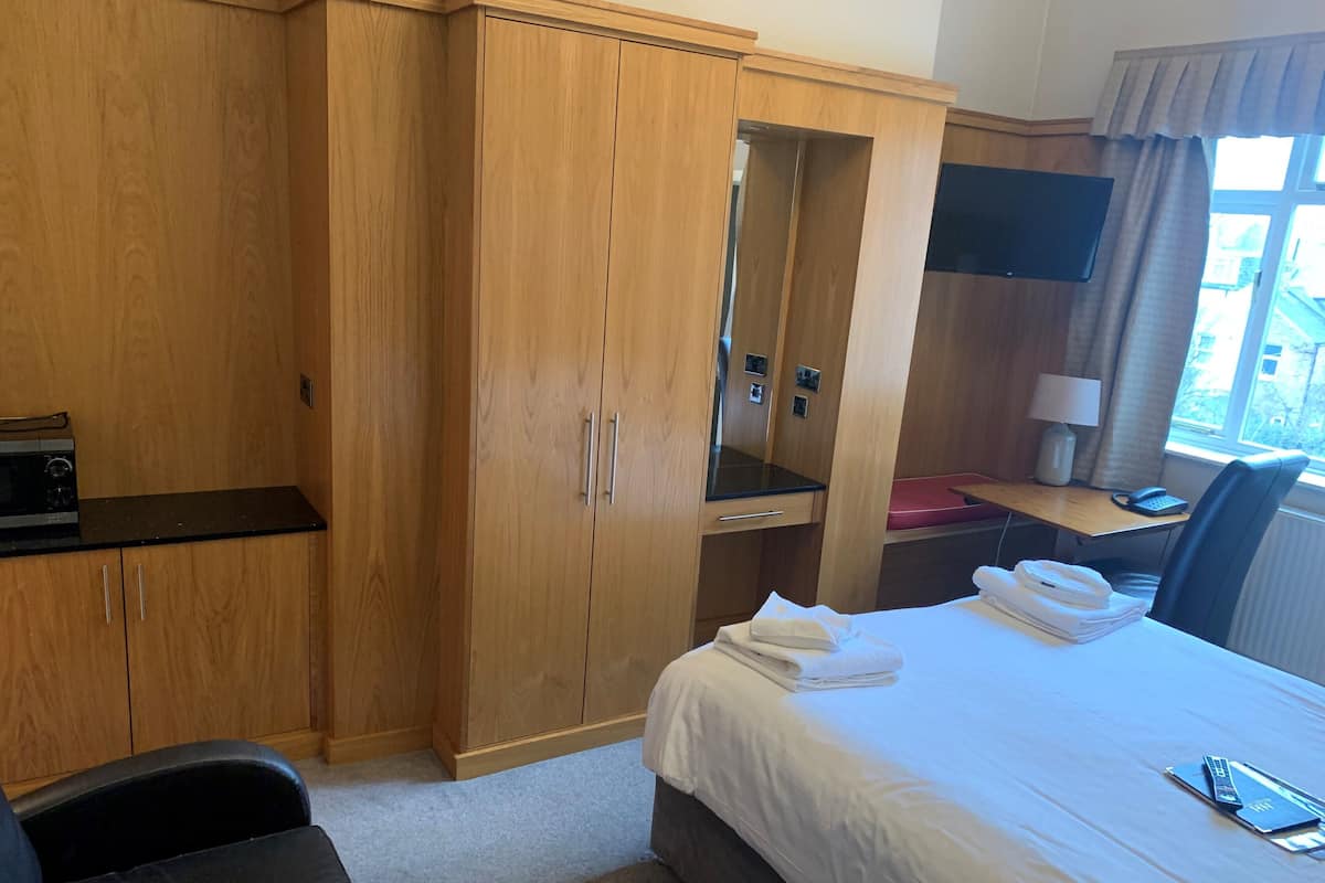 Peralatan tempat tidur hipoalergenik, meja, ruang kerja komputer riba