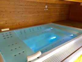 Couples treatment rooms, body treatments, deep-tissue massages