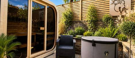 Couples treatment rooms, body treatments, deep-tissue massages