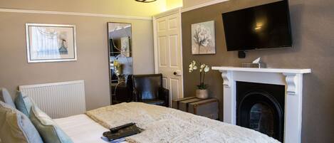 Kahden hengen deluxe-huone (yksi tai kaksi sänkyä) | Allergiatestatut vuodevaatteet, työpöytä