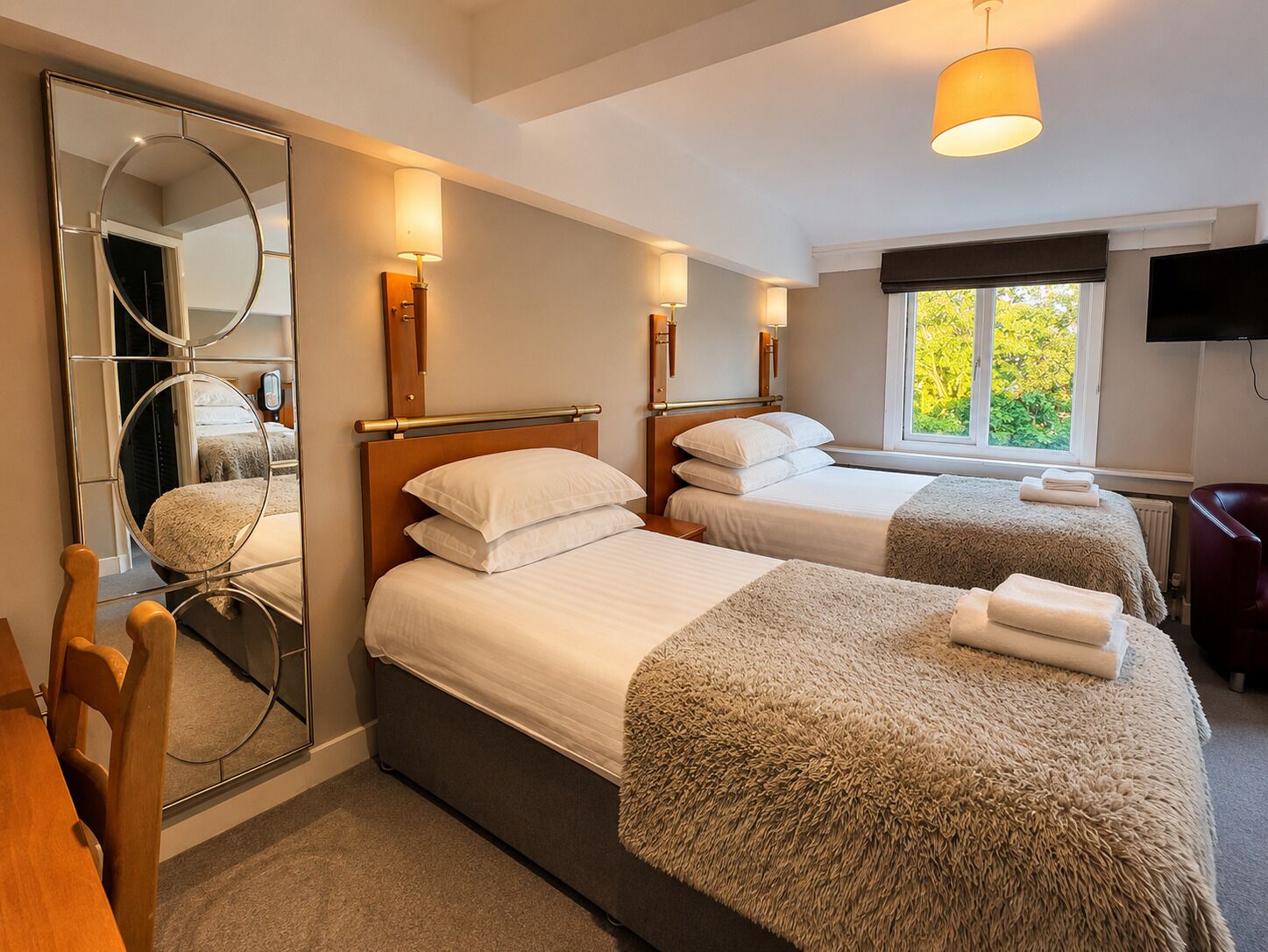 Habitación familiar (4) | Ropa de cama hipoalergénica y escritorio