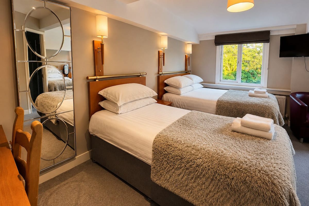 Family Room (4) | Premium bedding, desk, laptop workspace, WiFi