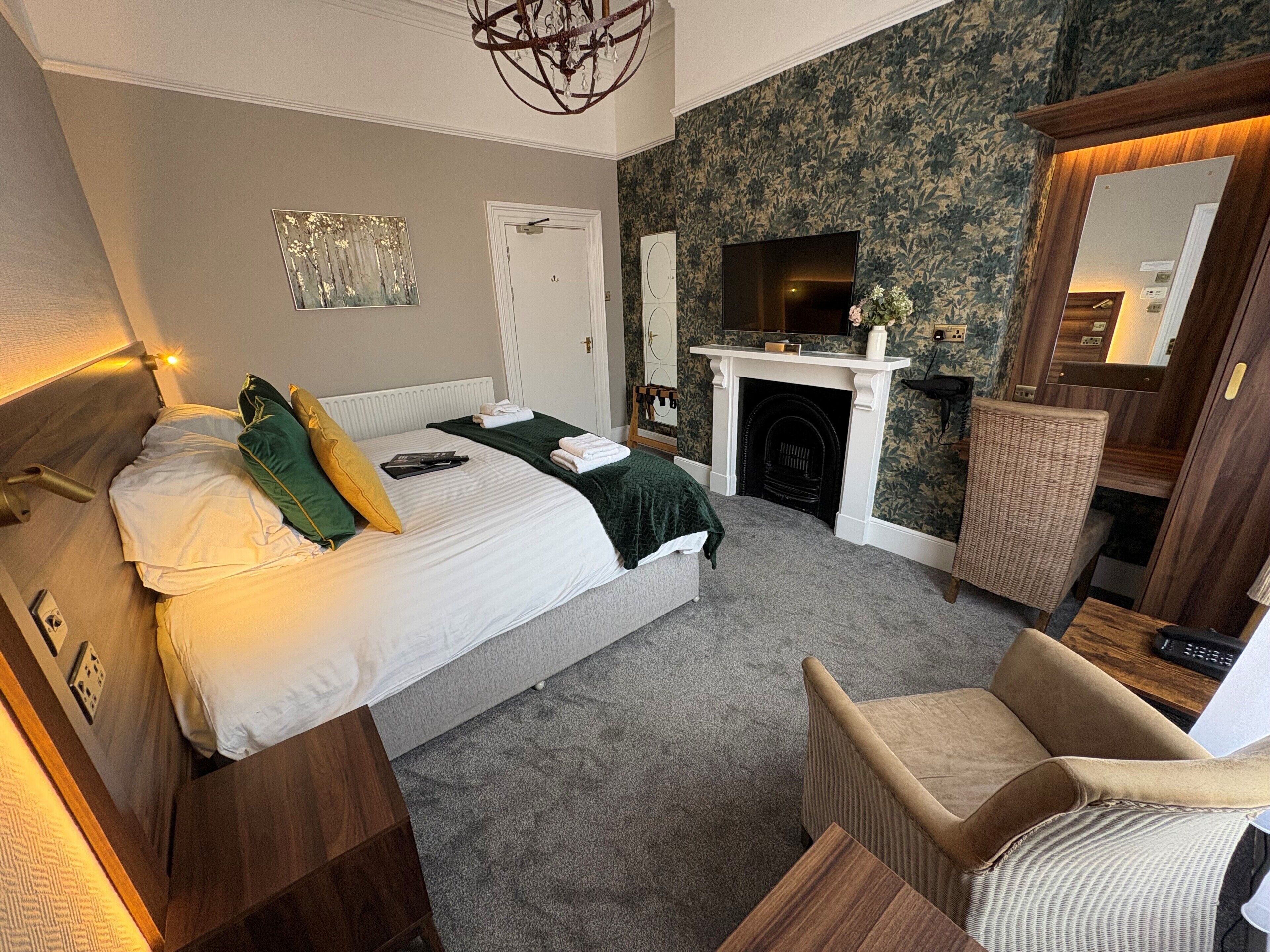 Kamar Double atau Twin Deluks | Seprai antialergi, meja kerja, ruang kerja ramah laptop, dan Wi-Fi