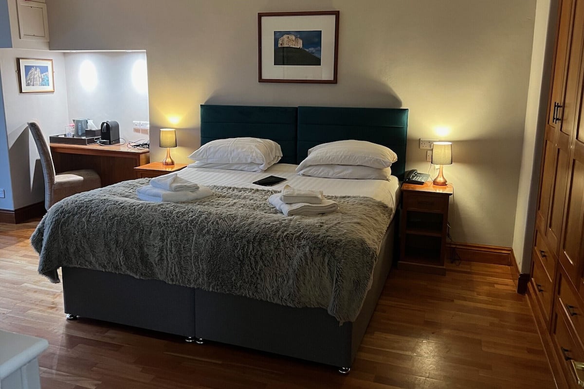 Superior Double Room | Peralatan tempat tidur hipoalergenik, meja, ruang kerja komputer riba
