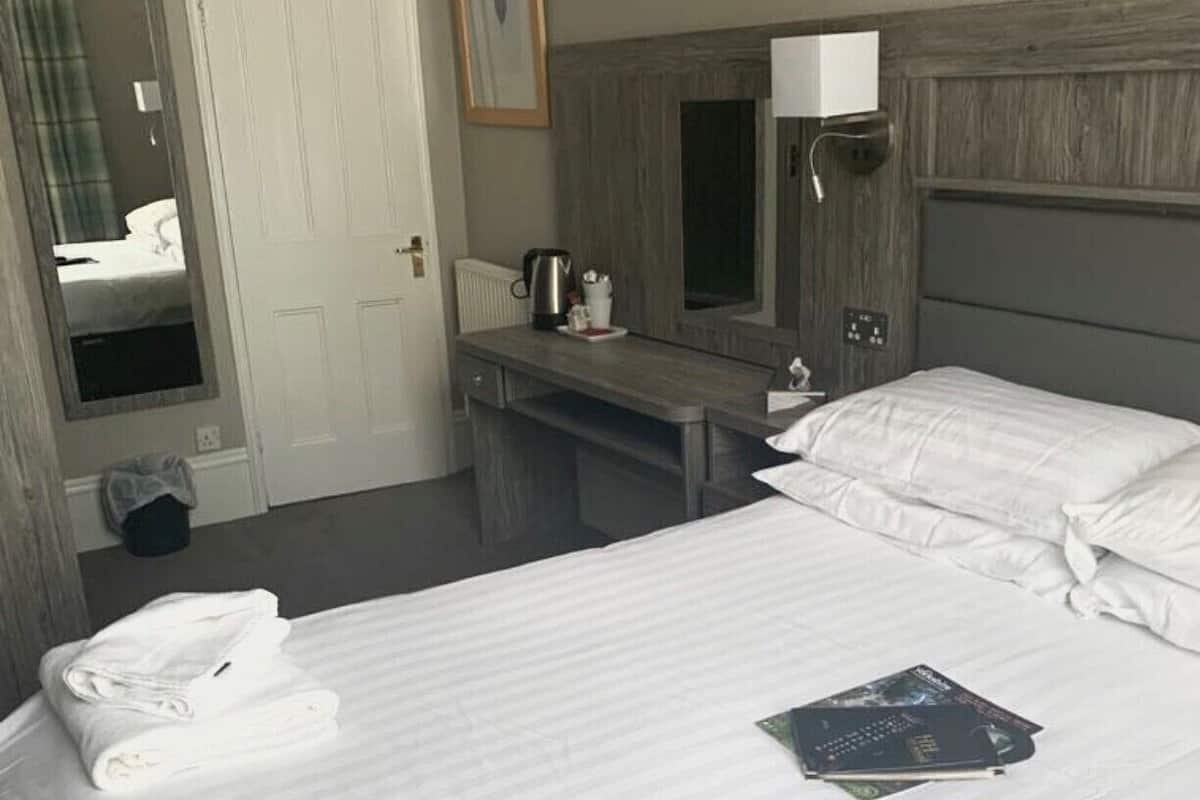 Standard Double Room | Peralatan tempat tidur hipoalergenik, meja, ruang kerja komputer riba