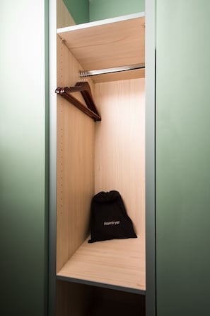 Caja de seguridad en la habitación y escritorio 
