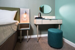 In-room safe, desk, soundproofing, iron/ironing board - Caring Hotel (London)