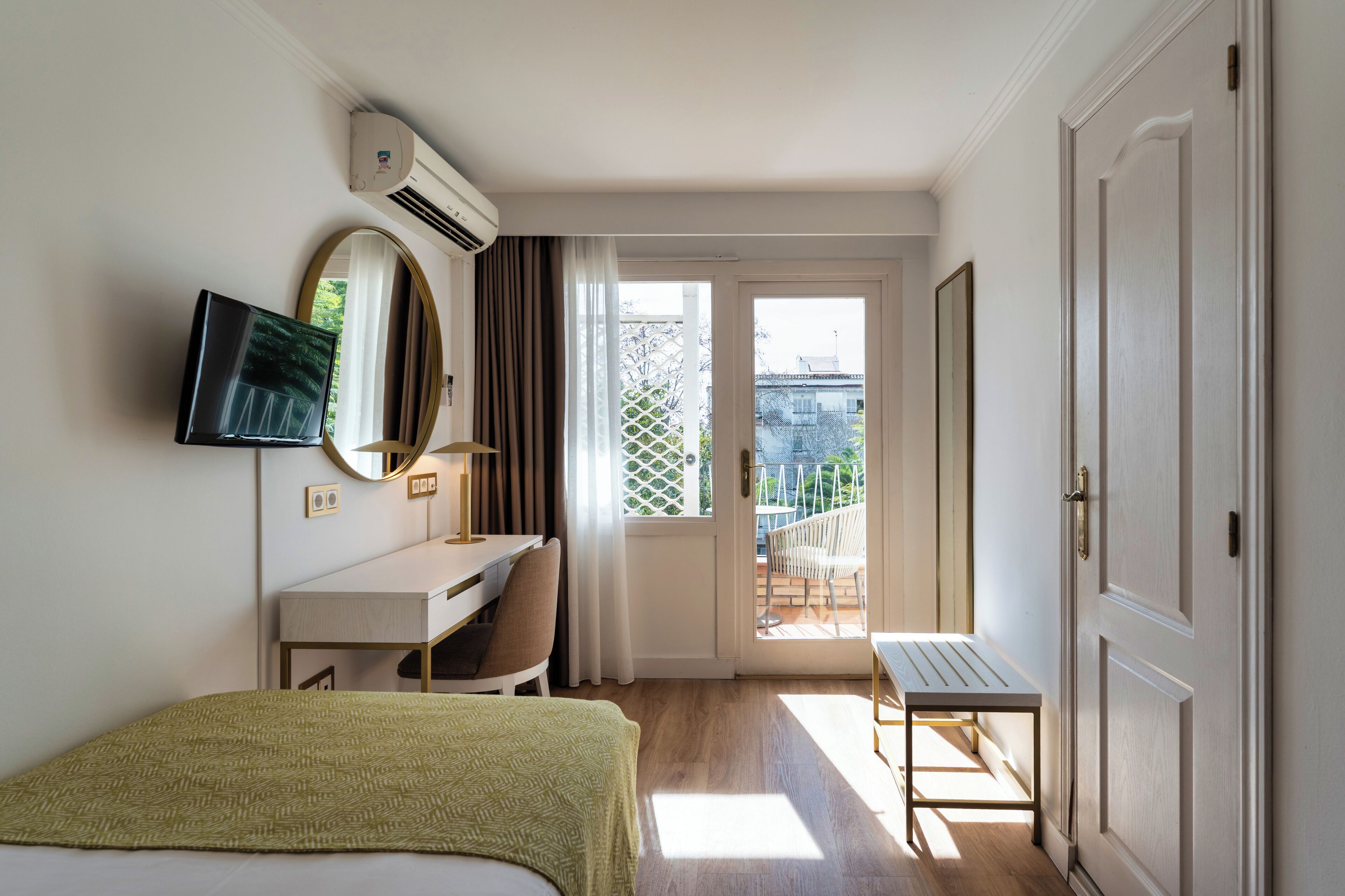 Single Room, Balcony | 1 bedroom, down comforters, minibar, in-room safe