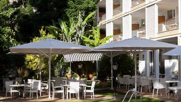 Seasonal outdoor pool, open 10:00 AM to 7:00 PM, pool loungers