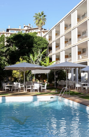 Seasonal outdoor pool, open 10:00 AM to 7:00 PM, sun loungers - Hotel Araxa - Adults Only (Palma de Mallorca)