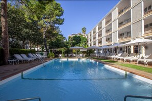 Seasonal outdoor pool, open 10:00 AM to 7:00 PM, pool loungers - Hotel Araxa - Adults Only (Palma de Mallorca)