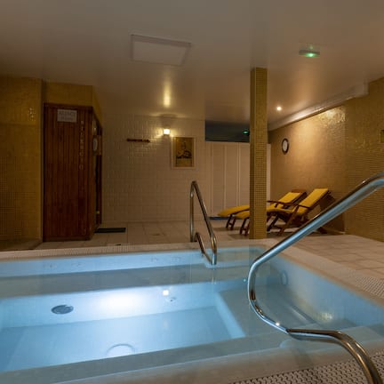 Sauna, hot tub, steam room, body treatments, hot stone massages