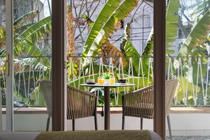 Camera con 2 letti singoli, balcone | 1 camera, copriletto in piuma, minibar, una cassaforte in camera