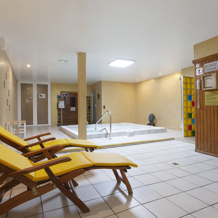 Sauna, hot tub, steam room, body treatments, hot stone massages