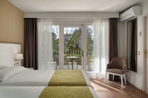 Camera con 2 letti singoli, balcone | 1 camera, copriletto in piuma, minibar, una cassaforte in camera