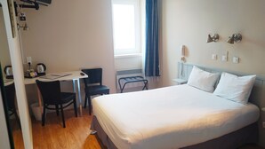 Desk, blackout drapes, soundproofing, iron/ironing board (on request) - Hotel Saint André (Clermont-Ferrand)