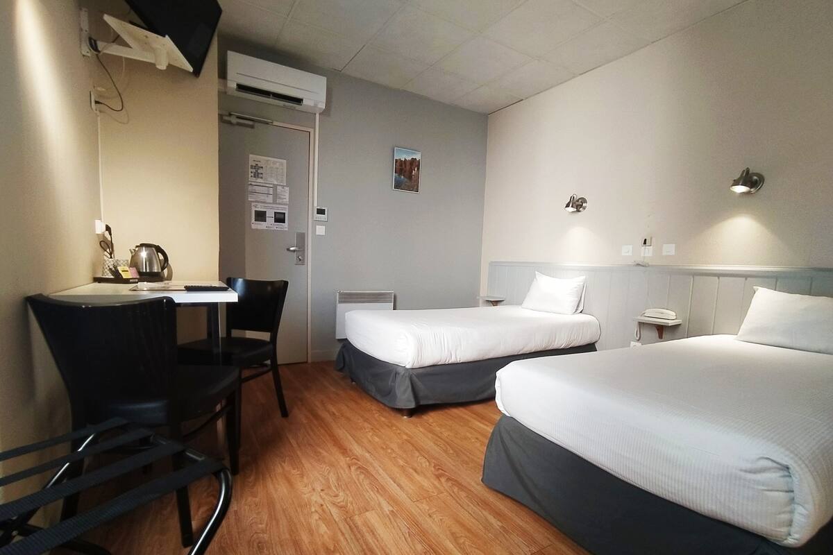 Twin Room | Desk, blackout curtains, soundproofing, iron/ironing board (on request)