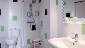 Shower, free toiletries, hair dryer, towels - Hotel Saint André (Clermont-Ferrand)