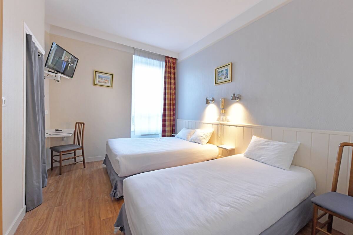Triple Room | Desk, blackout curtains, soundproofing, iron/ironing board (on request)