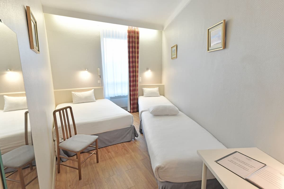 Quadruple Room | Desk, blackout curtains, soundproofing, iron/ironing board (on request)