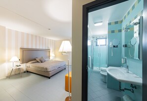 Double Room | Minibar, in-room safe, desk, free cots/infant beds - Albergo Athenaeum (Palermo)