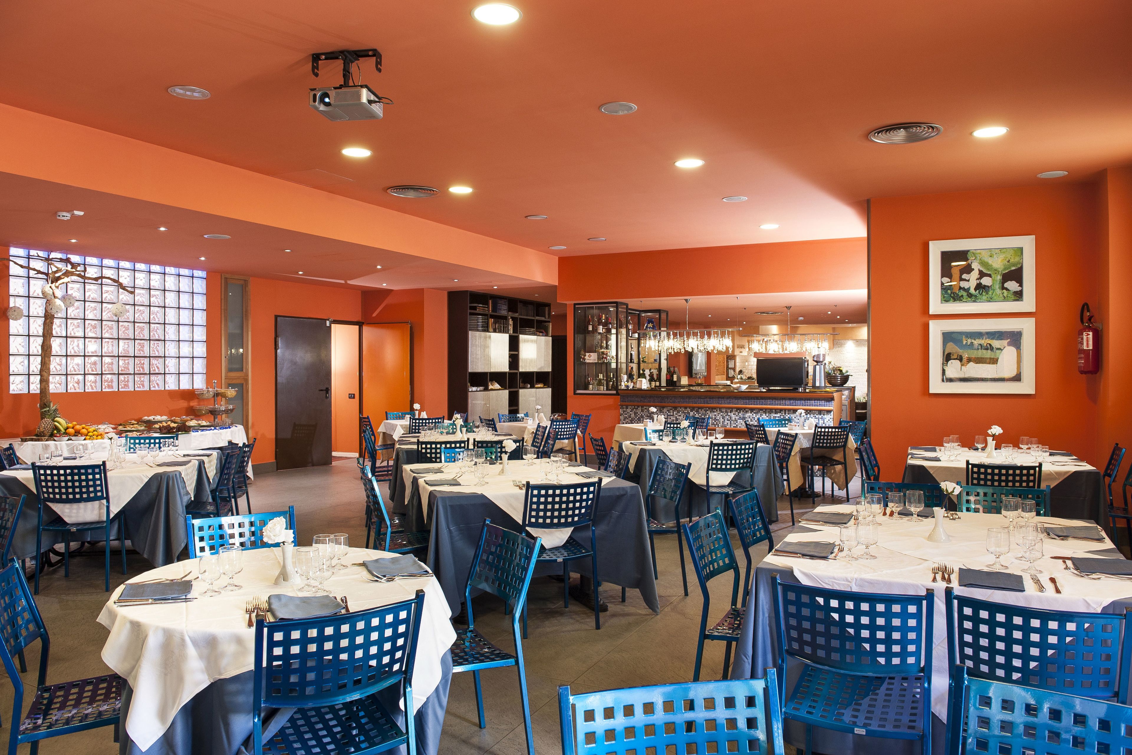 Frokost og middag serveres